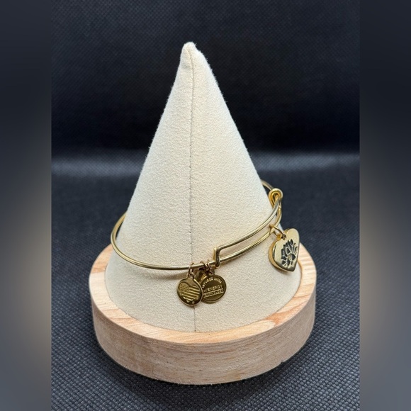 🪷ALEX AND ANI🪷Lotus Peace Petals Charm Bangle in Shiny Gold/EUC - Picture 6 of 8